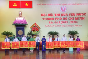 Lãnh đạo TPHCM tặng cờ thi đua cho các tập thể xuất sắc của phong trào thi đua yêu nước. Ảnh: Phúc Uyên