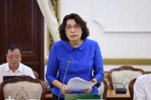 Giám đốc Sở Tài chính Lê Thị Huỳnh Mai thông tin về tình hình kinh tế - xã hội tháng 5/2025. (Ảnh: TTBC-HCM)