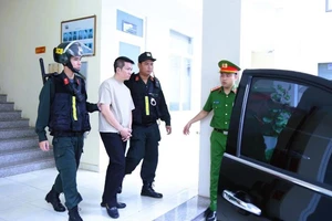 Công an bắt tạm giam Nguyễn Quốc Vũ. (Ảnh: Công an Đồng Nai).