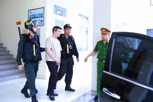 Công an bắt tạm giam Nguyễn Quốc Vũ. (Ảnh: Công an Đồng Nai).