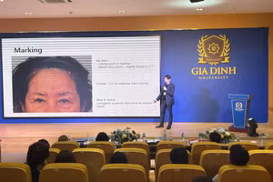 ThS.BS Kyu Hwa Jung đến từ Hàn Quốc chia sẻ tại hội thảo. Ảnh: Hà An.