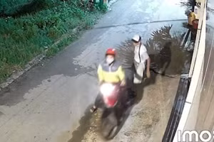 Thanh niên mặc áo xe ôm công nghệ giật xấp vé số của ông Ngọc. (Ảnh cắt từ clip)