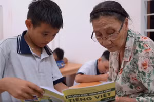 Bà Nguyễn Thị Ba trong giờ dạy môn Tiếng Việt cho học trò. Ảnh: Phúc Uyên.