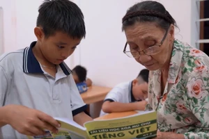 Bà Nguyễn Thị Ba trong giờ dạy môn Tiếng Việt cho học trò. Ảnh: Phúc Uyên.