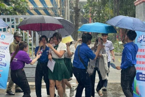 Sáng 26/6, tại điểm thi Kỳ thi tốt nghiệp THPT năm 2025 ở trường THPT Dĩ An, sau khi thi xong môn Ngữ văn trời bắt đầu xuất hiện mưa nặng hạt. Ngay lập tức các tình nguyện viên đến cổng trường che ô cho thí sinh.