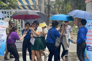 Sáng 26/6, tại điểm thi Kỳ thi tốt nghiệp THPT năm 2025 ở trường THPT Dĩ An, sau khi thi xong môn Ngữ văn trời bắt đầu xuất hiện mưa nặng hạt. Ngay lập tức các tình nguyện viên đến cổng trường che ô cho thí sinh.