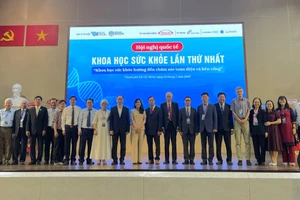 Các nhà khoa học trong nước và quốc tế tại hội nghị quốc tế về khoa học sức khỏe do Trường ĐH Khoa học Sức khỏe (ĐH Quốc gia TPHCM) tổ chức. Ảnh: Hà An.