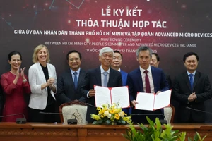 Phó Chủ tịch UBND TPHCM Võ Văn Hoan (trái) và đại diện Tập đoàn AMD (Mỹ) ký kết biên bản ghi nhớ hợp tác. Ảnh: Phúc Uyên.