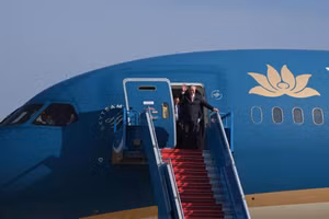 Phó Thủ tướng thường trực Nguyễn Hòa Bình xuống sân bay Long Thành. Ảnh: ACV.