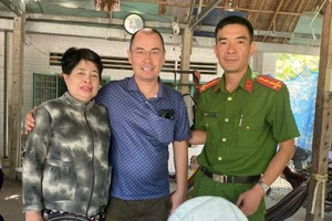 Đại úy Nguyễn Bảo Trung đã giúp ông Tùng tìm lại người cô ruột thất lạc 13 năm. (Ảnh: Công an phường Tân Thành).