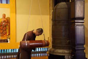 Cử chuông cầu Quốc thái dân an tại Việt Nam Quốc Tự, sáng 1/7. (Ảnh: Phúc Uyên)