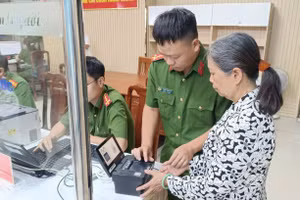 Người dân làm thủ tục cấp căn cước công dân tại bộ phận tiếp nhận hồ sơ và trả kết quả, Công an phường Sài Gòn. (Ảnh: Phúc Uyên)