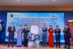 Đại diện THE-ICE trao chứng nhận đạt chuẩn kiểm định quốc tế cho Trường Đại học Gia Định. Ảnh: Hà An.