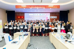 Các học viên nhận giấy chứng nhận hoàn thành khóa đào tạo HLV khởi nghiệp tại Trường Đại học Nguyễn Tất Thành. Ảnh: Phúc Uyên.