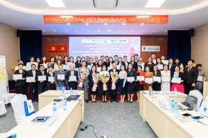 Các học viên nhận giấy chứng nhận hoàn thành khóa đào tạo HLV khởi nghiệp tại Trường Đại học Nguyễn Tất Thành. Ảnh: Phúc Uyên.