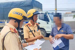 Lực lượng CSGT, Công an TPHCM xử lý người dân vi phạm giao thông. (Ảnh: Phúc Uyên)