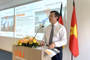 Thứ trưởng Bộ GD&ĐT Nguyễn Văn Phúc phát biểu tại lễ khai giảng khóa đào tạo. Ảnh: Hà An.