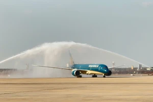 Chiếc Boeing 787 hạ cánh xuống sân bay Long Thành và được phun nước chào mừng. Ảnh: ACV.