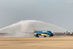Chiếc Boeing 787 hạ cánh xuống sân bay Long Thành và được phun nước chào mừng. Ảnh: ACV.