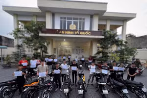 Nhóm thanh thiếu niên cùng tang vật là nhiều mô tô tại cơ quan Công an. (Ảnh: Công an TPHCM).