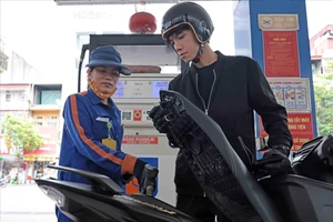 Người dân đổ xăng. Ảnh: TTXVN.