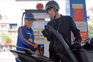 Người dân đổ xăng. Ảnh: TTXVN.