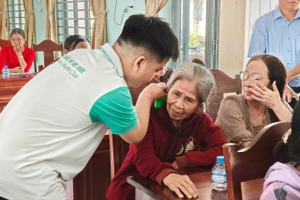 Sinh viên Trường Đại học Bình Dương tham gia hoạt động tình nguyện và hướng dẫn người dân sử dụng máy massage. Ảnh: Phúc Uyên.