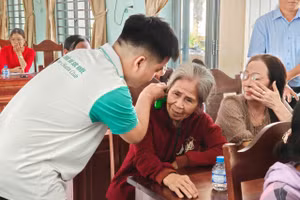 Sinh viên Trường Đại học Bình Dương tham gia hoạt động tình nguyện và hướng dẫn người dân sử dụng máy massage. Ảnh: Phúc Uyên.