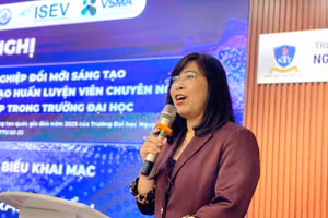 TS Trần Ái Cầm, Hiệu trưởng Trường Đại học Nguyễn Tất Thành phát biểu tại lễ khai giảng khóa đào tạo. Ảnh: Hà An.