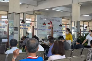 Người dân làm thủ tục hành chính tại phường Lái Thiêu, TPHCM. Ảnh: Hà An