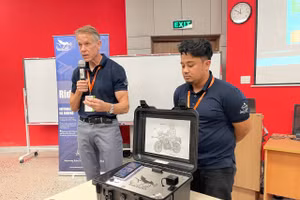 TS Richard Joseph Hanowski chia sẻ về hệ thống cảnh báo va chạm gắn trên xe máy tại hội thảo. Ảnh: Hà An.