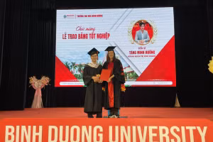 PGS.TS Đỗ Đoan Trang, Phó Hiệu trưởng Trường Đại học Bình Dương trao bằng tốt nghiệp cho các tân khoa. Ảnh: Hà An.