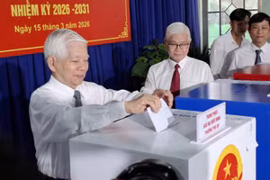 Sáng 15/3, nguyên Chủ tịch nước Nguyễn Minh Triết là người bỏ phiếu đầu tiên tại khu vực bỏ phiếu số 26, phường Phú An, TPHCM.