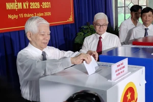 Sáng 15/3, nguyên Chủ tịch nước Nguyễn Minh Triết là người bỏ phiếu đầu tiên tại khu vực bỏ phiếu số 26, phường Phú An, TPHCM.