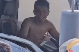 Nam tài xế có biểu hiện "ngáo đá" cố thủ trong cabin xe. (Ảnh: Công an Tây Ninh)