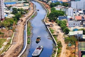 Một đoạn kênh Tham Lương - Bến Cát - rạch Nước Lên trong giai đoạn cải tạo. Ảnh: TTXVN.