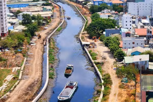 Một đoạn kênh Tham Lương - Bến Cát - rạch Nước Lên trong giai đoạn cải tạo. Ảnh: TTXVN.