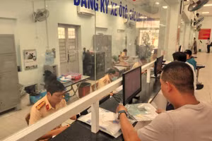Người dân thực hiện thủ tục đăng ký xe tại TPHCM. Ảnh: TTXVN.