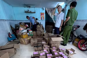 Những hộp nước hoa giả bị công an phát hiện khi khám xét. (Ảnh: Công an TPHCM).