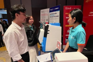 Các máy móc, thiết bị phục vụ nghiên cứu tế bào gốc được giới thiệu tại sự kiện. Ảnh: Hà An.