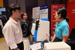 Các máy móc, thiết bị phục vụ nghiên cứu tế bào gốc được giới thiệu tại sự kiện. Ảnh: Hà An.