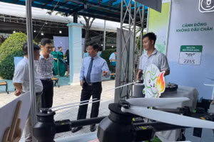 Các đơn vị giới thiệu máy bay không người lái dùng trong nông nghiệp tại sự kiện. Ảnh: Hà An.