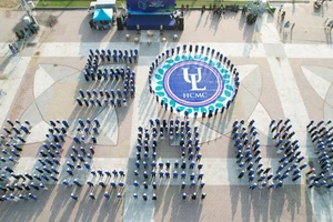 Sinh viên, giảng viên Trường Đại học Luật TPHCM xếp hình 50 năm ULAW kỷ niệm ngày truyền thống. Ảnh: NTCC.