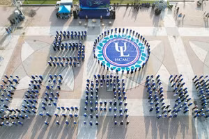 Sinh viên, giảng viên Trường Đại học Luật TPHCM xếp hình 50 năm ULAW kỷ niệm ngày truyền thống. Ảnh: NTCC.