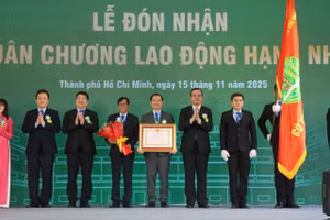 Thứ trưởng Bộ GD&ĐT Nguyễn Văn Phúc trao Huân chương Lao động hạng Nhì cho Trường Đại học Nông Lâm TPHCM. Ảnh: Hà An.