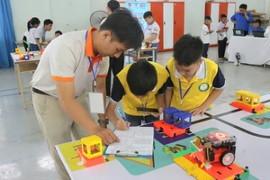 Học sinh tham gia tranh tài cuộc thi lắp ráp và lập trình robot - MYOR. Ảnh: BTC.