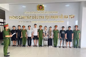 Công an đọc lệnh khởi tố các bị can trong đường dây ma túy liên tỉnh. (Ảnh: Công an TPHCM).