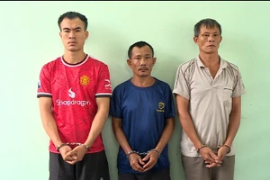 Trần Văn Châu (giữa) và các đồng phạm tại cơ quan điều tra. (Ảnh: Công an TPHCM).