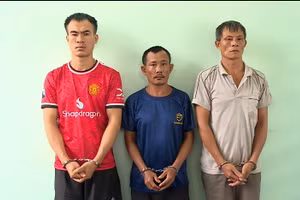 Trần Văn Châu (giữa) và các đồng phạm tại cơ quan điều tra. (Ảnh: Công an TPHCM).