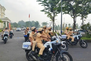CSGT TPHCM ra quân cao điểm kiểm tra nồng độ cồn, ma túy. (Ảnh: Phúc Uyên)